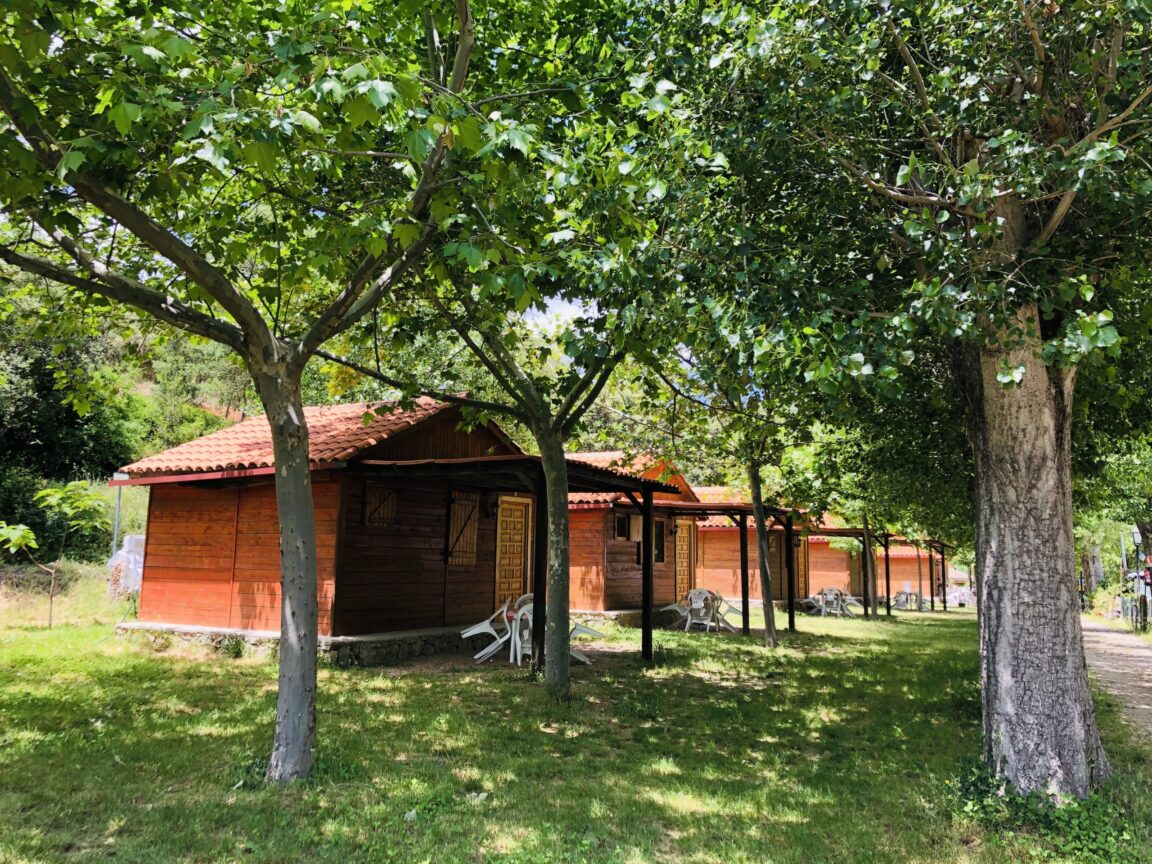 Área de autocaravanas Cabañas Camping Sierra de Peñascosa en Peñascosa, Albacete